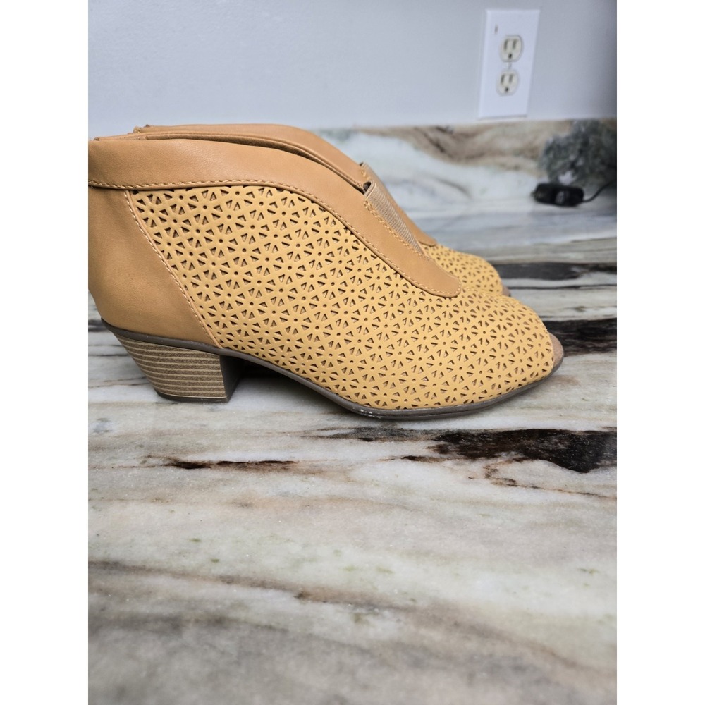 Earth Origins Nubuck Peep Toe Booties  Carden Tan Size‎ 7 Wide